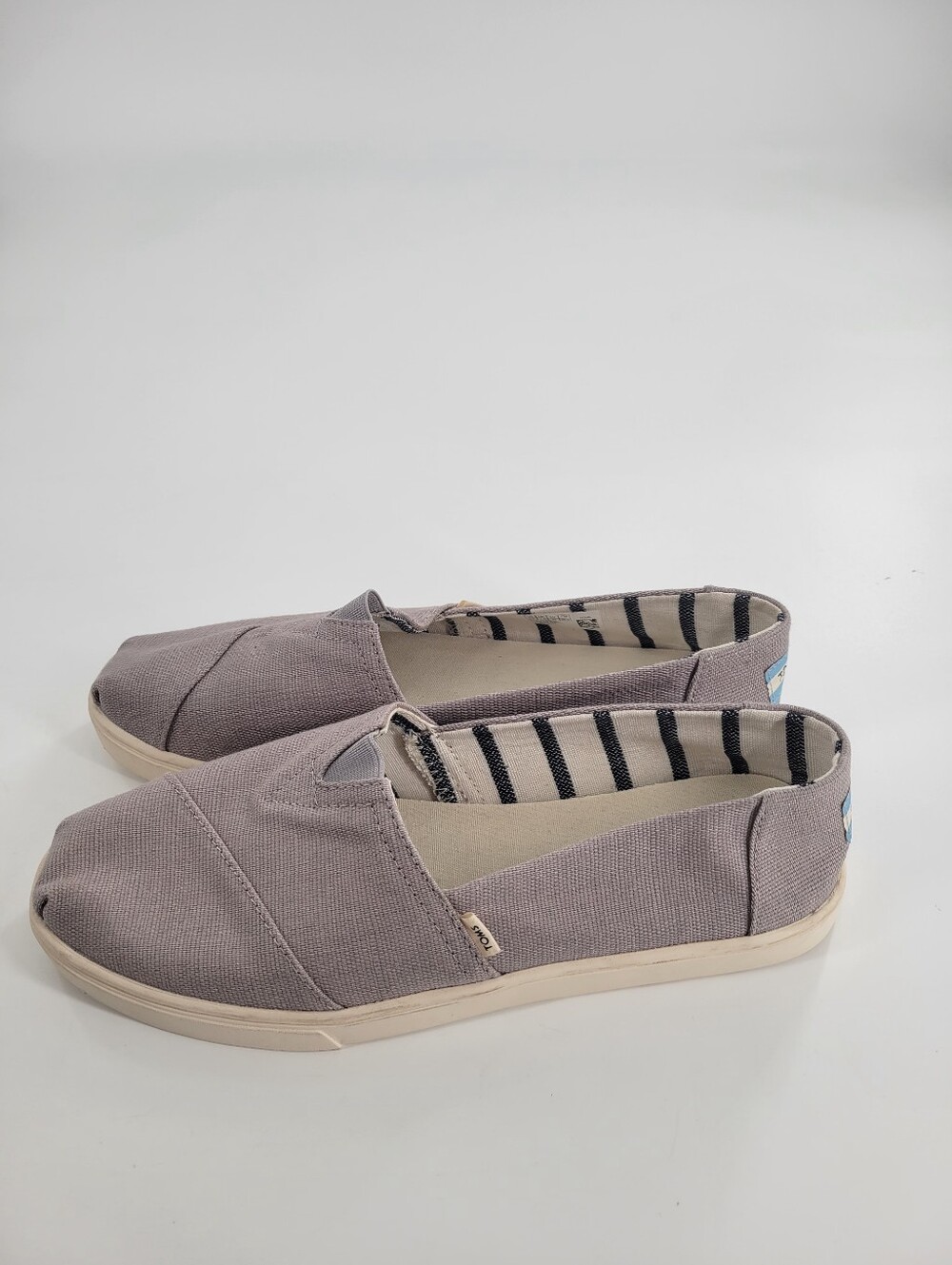 TOMS Classic Slip-On Canvas Shoes in Gray Size 9.5